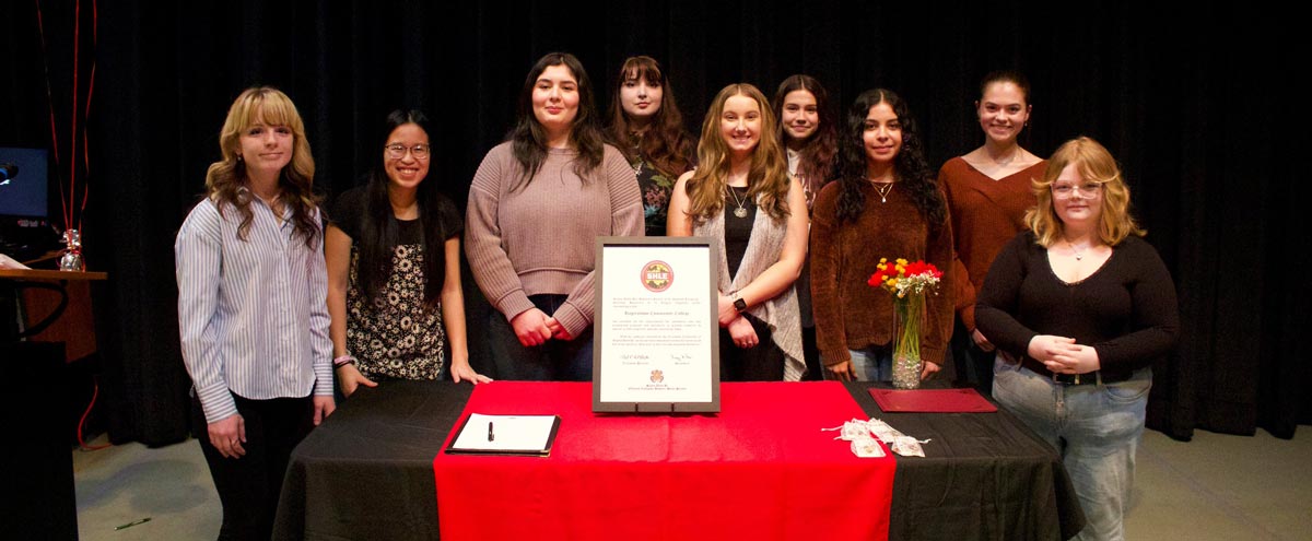 HCC’s La Sociedad Honoraria de la Lengua Española honor society member's pinning ceremony